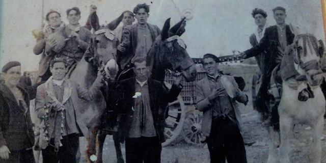 Imagen de algunos de los primeros colonos de Llanos del Caudillo, a finales de los 50.