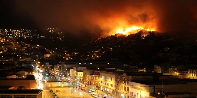 Panorámica de la ciudad chilena de Valparaíso con uno de sus cerros ardiendo.