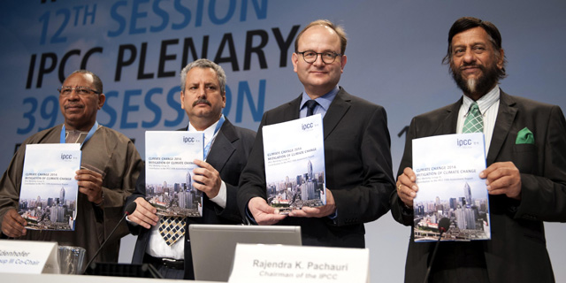 De izquierda a derecha: Youba Sokona, Ramon Pichs-Madruga, Ottmar Edenhofer y Rajendra Pachauri durante la presentación del informe. 13 de abril de 2014. REUTERS/Steffi Loos