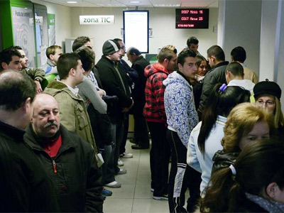 Desempleados esperan su turno en una odficina del Servicio Público de Empleo Estatal en Jaén.