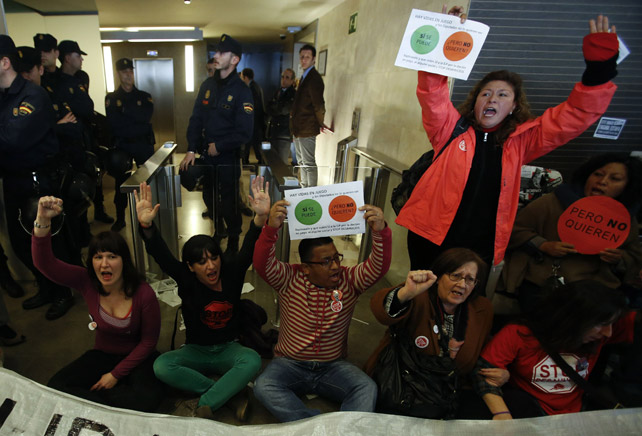 Varios activistas de la PAH y afectados por la hipoteca protestan en la sede del 'banco malo' en Madrid el 21 de marzo de 2013.
