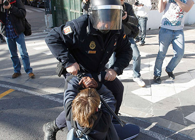 Un policía forcejea con un manifestante, en esta imagen de archivo.- REUTERS