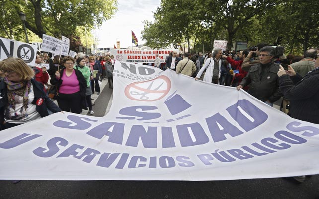 Varios manifestantes portan una pancarta durante una de las protestas convocadas en Madrid por las mareas.