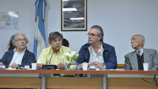 Adolfo Pérez Esquivel, Carlos Slepoy y Darío Rivas durante la rueda de prensa en el Congreso de los Diputados de Argentina.