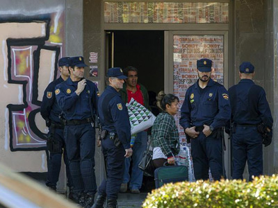 La Policía Nacional desaloja a las familias de la Corrala Utopía. EFE/Julio Muñoz