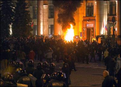 Manifestantes prorusos incendian neumáticos cerca al ocupado en Járkov.