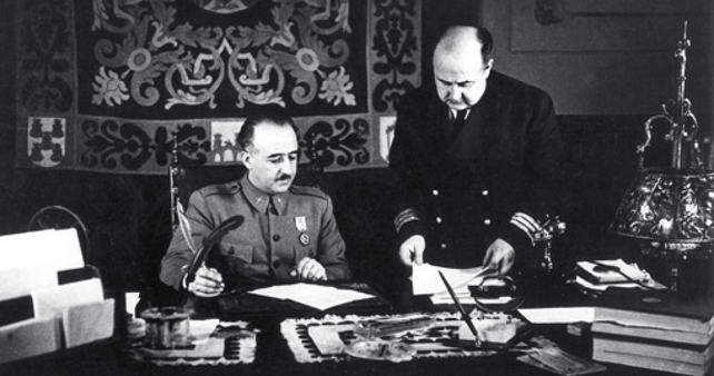 El dictador Francisco Franco en su despacho de Salamanca, junto con su hermano Nicolás Franco.