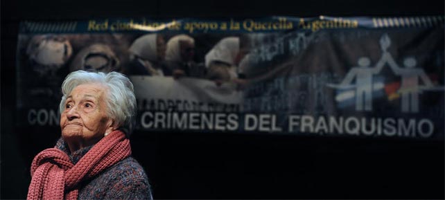 Ascensión Mendieta, víctima de la dictadura, en una rueda de prensa de Ceaqua sobre los crímenes del franquismo.