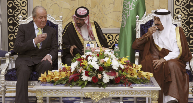 El rey Juan Carlos conversa con Salman bin Abdulaziz al Saud, príncipe heredero y ministro de defensa saudí, a su llegada a la ciudad de Yeda, para visitar oficialmente Arabia Saudí.