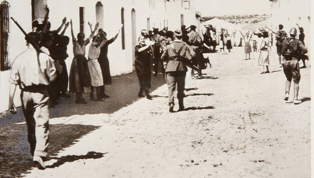 Mujeres suplicando a los soldados franquistas por la vida de sus familiares prisioneros, en Constantina (Sevilla)1936
