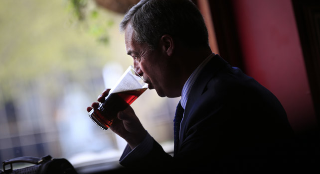 Nigel Farage, bebiendo una pinta de cerveza en un pub.