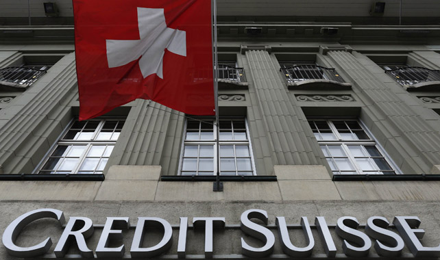 Bandera suiza en una de las sedes de Credit Suisse, en la Plaza Federal de Berna, 15/05/2014. REUTERS/Ruben Sprich.