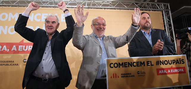 El cabeza de lista de ERC, Josep Maria Terricabras (centro), acompañado por Ernest Maragall (izquierda) y Oriol Jonqueras (derecha).