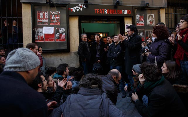 Pablo Iglesias rodeado de seguidores de Podemos.