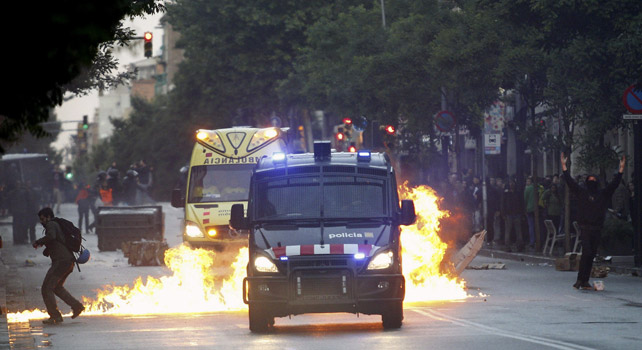 Disturbios con los Mossos d'Esquadra durante el derribo del centro Can Vies de Barcelona.
