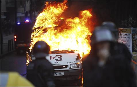Unidad móvil de TV3 en llamas durante los disturbios del desalojo del centro Can Vies.