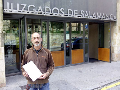 Javier Paz Ledesma frente a los juzgados con su denuncia en la mano.