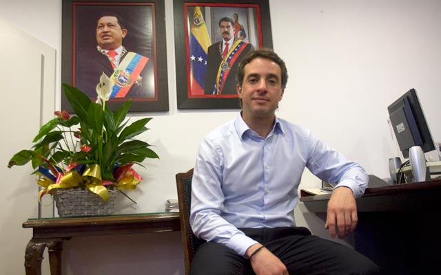 El cónsul de primera de Venezuela en Barcelona, Antonio Martínez Uzcátegui, en su despacho.