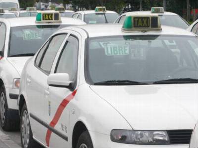Cola de taxis en Madrid capital, en una foto de archivo.-EFE