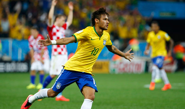 Neymar celebra uno de los dos goles que ha marcado ante Croacia.