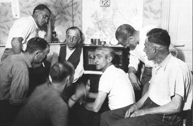 Varios exiliados escuchan la BBC durante la Segunda Guerra Mundial en 1943 en casa del fotógrafo Enrique Tapia en Toulouse.