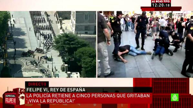 Captura de pantalla de La Sexta en que se ve a varias personas en el suelo, detenidos por la Policía cerca de Gran Vía.