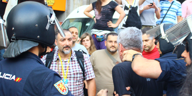 La Policía detiene a Jorge Verstrynge en la concentración republica en Sol, durante la tarde del jueves. A. LÓPEZ DE MIGUEL.
