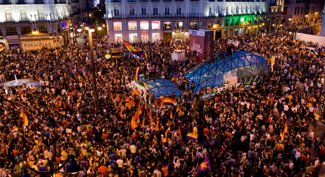 La Puerta del Sol de Madrid se llenó nada más dar comienzo la concentración por la República.