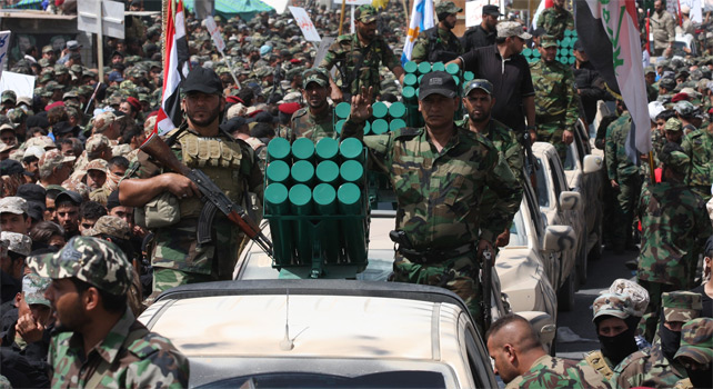 Desfile de combatientes del Ejército de Al-Mahdi del clérigo chií y líder de facto de la Ciudad Sadr en Bagdad, Muqtada al-Sadr.