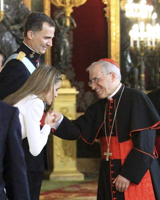 Los reyes Felipe VI y Letizia saludan al arzobispo de Madrid, Antonio María Rouco Varela durante la proclamación del rey.