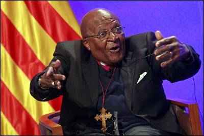 El arzobispo sudafricano Desmond Tutu, ofrece una rueda de prensa en Barcelona.