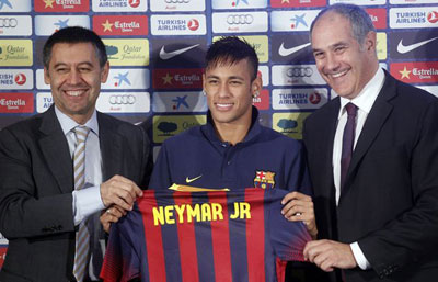 Neymar posa junto a Bartomeu y Zubizarreta el día de su presentación con el FC Barcelona.