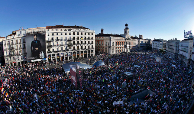 Miles de personas en la Puerta del Sol de Madrid durante la manifestación por un referéndum sonre monarquía o república.