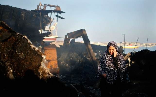 Una mujer llora frente a las ruinas de su casa destruida en el bombardeo.