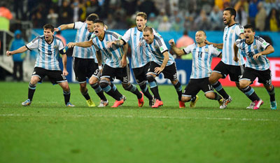 Los jugadores argentinos corren a abrazar al portero Sergio Romero.