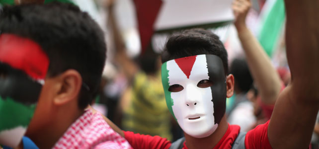 Un manifestante durante una de las protestas contra la masacre en Palestina / AFP