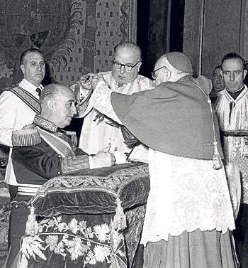 mposición a Franco en 1954 de la Orden Suprema de Cristo.EFE