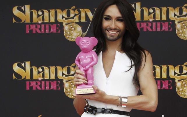 a ganadora de Eurovisión 2014, Conchita Wurst, homenajeada momentos antes de una rueda de prensa con motivo del Orgullo Gay, hoy en un hotel de Madrid. EFE/Fernando Alvarado