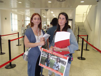 Ana Outerelo (D) y Tamara Vidal (I) entregan miles de firmas en apoyo a su indulto en el registro del Ministerio de Justicia en Madrid.