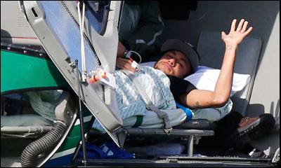 Neymar saluda tras subir al helicóptero para abandonar la concentración de Brasil en Teresópolis.