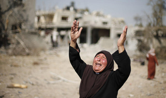 Una mujer palestina lamenta la pérdida de su casa, destruida por los bombardeos israelíes de esta noche en el norte de Gaza. REUTERS