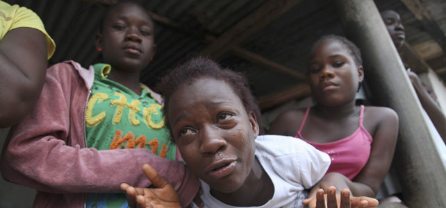Una niña llora la pérdida de un familiar a causa del ébola en Monrovia