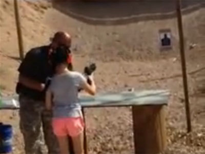 Imagen del vídeo de la niña con su instructor de tiro.