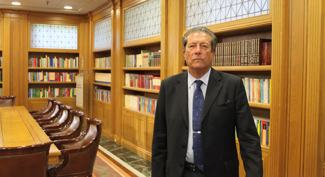 Federico Mayor Zaragoza, en la biblioteca de la sede de la fundación Ramón Areces.