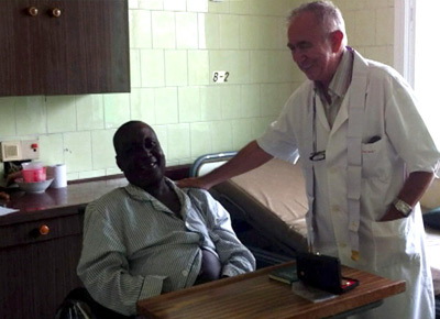 Imagen del religioso español Miguel Pajares en el Hospital San José de Monrovia.
