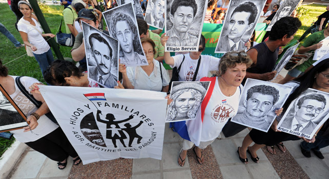 Víctimas de la dictadura de Stroessner y de la masacre de Curuguaty, en una protesta en 2012.