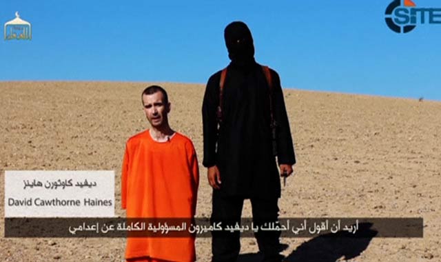 Captura del vídeo difundido por el Estado Islámico con la decapitación del cooperante británico David Haines. REUTERS