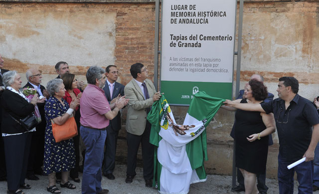 El vicepresidente andaluz, Diego Valderas, descubre la placa que señala como lugar de la memoria las tapias del cementerio de Granada, donde fueron fusiladas 4.000 personas. FOTO: JUNTA DE ANDALUCIA