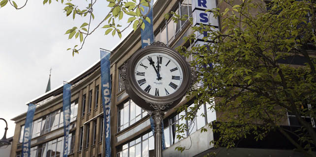 Un reloj, frente de una de las tiendas de la cadena alemana de grandes almacenes Karstadt.