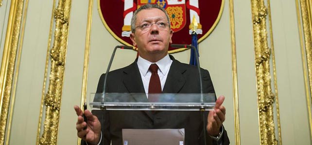 El ministro de Justicia, Alberto Ruíz Gallardón, durante la comparecencia en la que ha dimitido.
